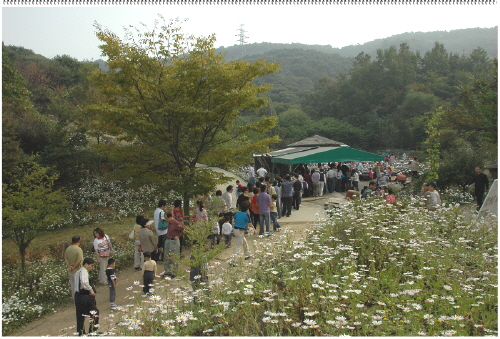 국수를 먹기 위해 기다리는 사람들(영평사에서 무료공양 중이라고 합니다) 